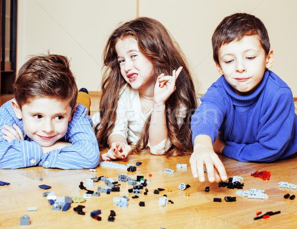 Amuzant drăguţ copii joc lego acasă Imagine de stoc © iordani