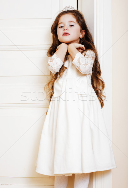 [[stock_photo]]: Peu · cute · fille · maison · ouverture · porte