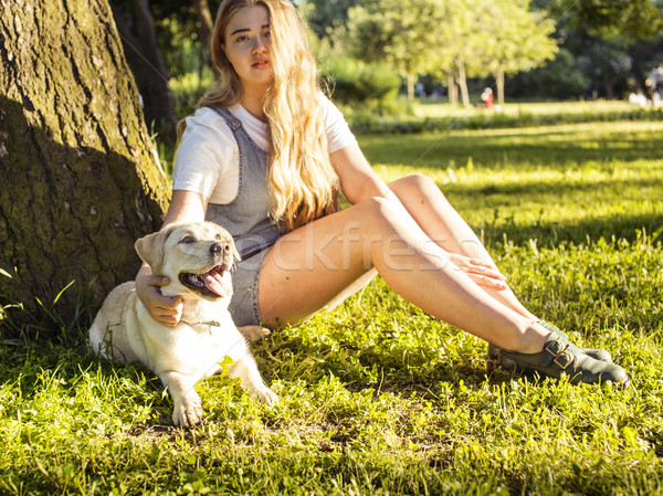 Jonge aantrekkelijk blond vrouw spelen hond Stockfoto © iordani
