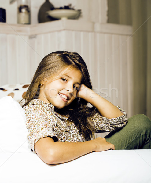 Piccolo cute bruna ragazza home interni Foto d'archivio © iordani