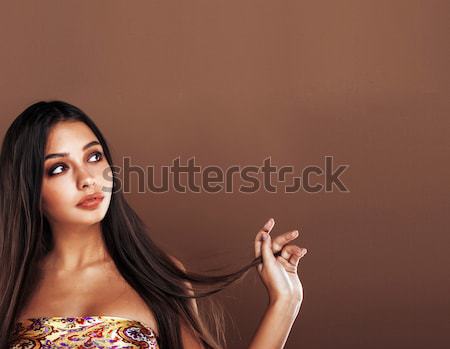 Foto stock: Bonitinho · feliz · jovem · indiano · mulher · estúdio