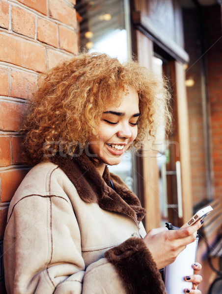 Jonge mooie afro-amerikaanse vrouwen drinken koffie Stockfoto © iordani