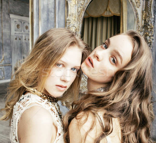Twee mooie tweeling zus blond gekruld Stockfoto © iordani