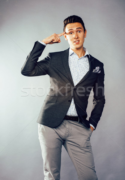 Foto stock: Jovem · bastante · homem · de · negócios · em · pé · branco · moderno