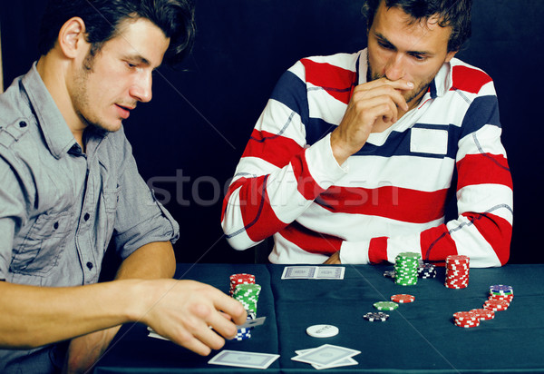 Młodych ludzi gry poker turniej znajomych strony Zdjęcia stock © iordani