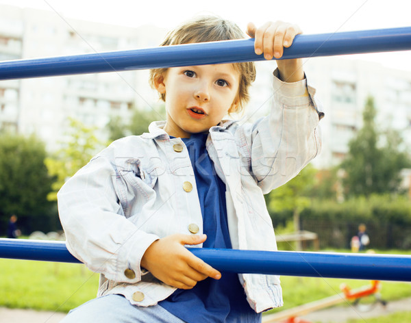 Piccolo cute ragazzo giocare parco giochi impiccagione Foto d'archivio © iordani
