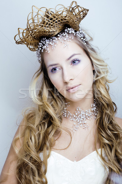 Frumuseţe tineri zăpadă regină păr coroană Imagine de stoc © iordani