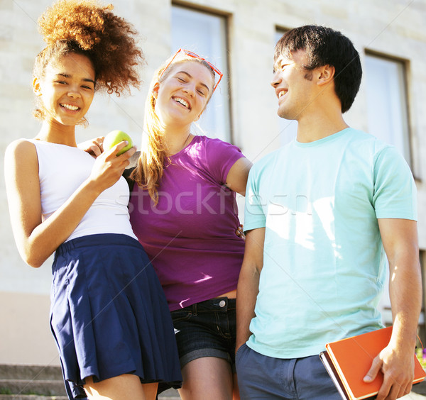 Foto stock: Bonitinho · grupo · edifício · universidade · livros · de · volta · à · escola