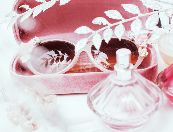 ékszerek asztal lány kicsi rendetlenség kozmetikai Stock fotó © iordani