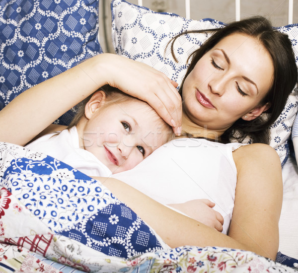 Foto stock: Retrato · mãe · filha · cama · sorridente