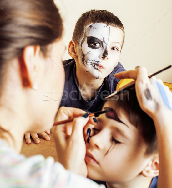 Foto stock: Pequeno · bonitinho · criança · festa · de · aniversário · zumbi