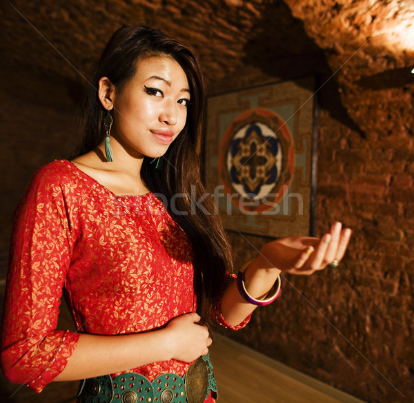 Frumuseţe asiatic fată salut spa salon Imagine de stoc © iordani