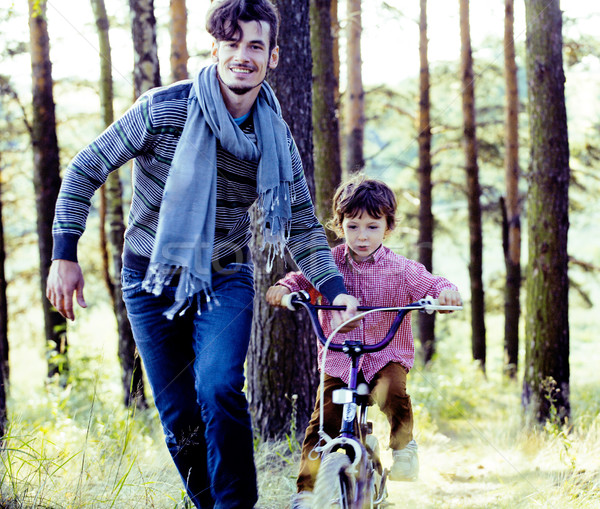 Vader leren zoon fiets buiten groene Stockfoto © iordani