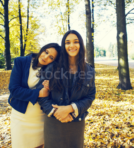 Volwassen echt moeder dochter buiten najaar Stockfoto © iordani