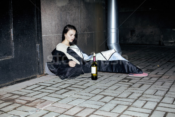 Jonge arme meisje vergadering vuile muur Stockfoto © iordani