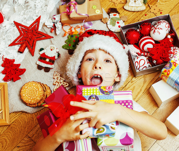 Pequeno bonitinho menino natal presentes casa Foto stock © iordani