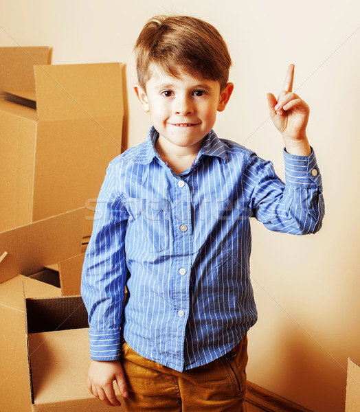 Drăguţ băiat gol cameră acasă Imagine de stoc © iordani