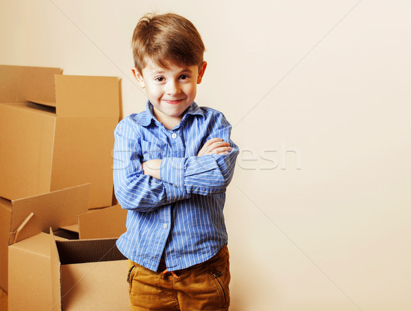 Foto stock: Pequeno · bonitinho · menino · quarto · vazio · casa