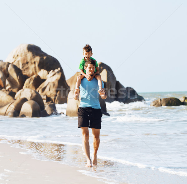 Stockfoto: Gelukkig · gezin · strand · spelen · vader · zoon · lopen · zee