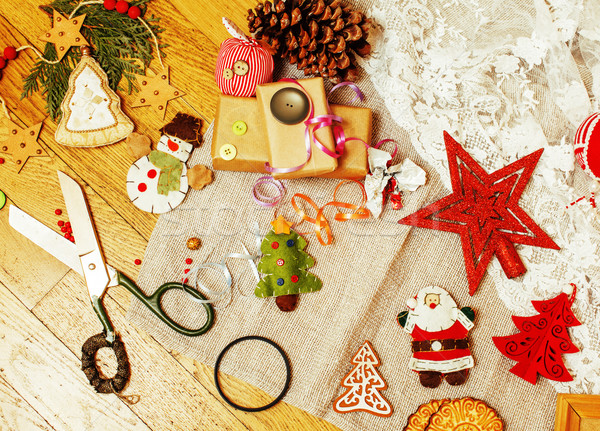 Lucrat manual Crăciun Cadouri dezordine jucării lumânări Imagine de stoc © iordani