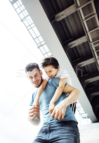 Foto stock: Maduro · hijo · de · padre · puente · junto · familia · feliz