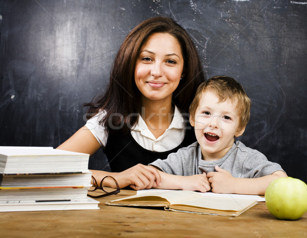 Foto stock: Pequeno · bonitinho · menino · professor · sala · de · aula · sorridente