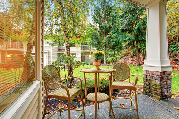 Modern înapoi patio ierbos frumos primăvară Imagine de stoc © iriana88w