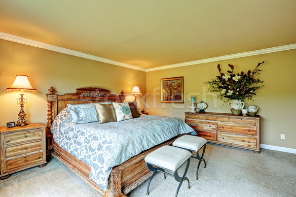 Luksusowe sypialni drewna meble zestaw przestronny Zdjęcia stock © iriana88w