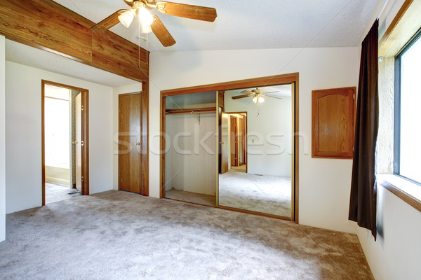 Beyaz boş yatak odası ayna kapı klozet Stok fotoğraf © iriana88w