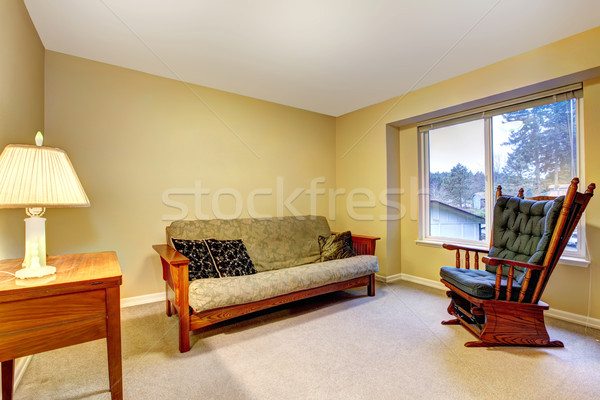 Oaspete dormitor birou scaun galben cameră Imagine de stoc © iriana88w