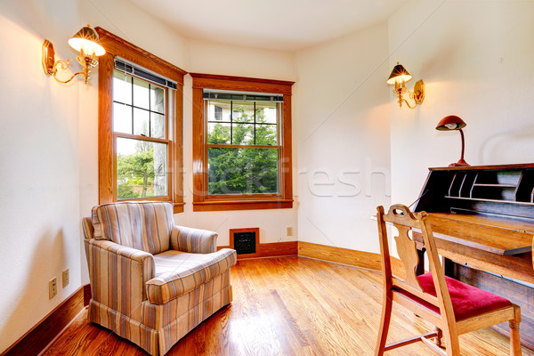 Lumineuses chambre antique bureau chaise en bois vieux Photo stock © iriana88w