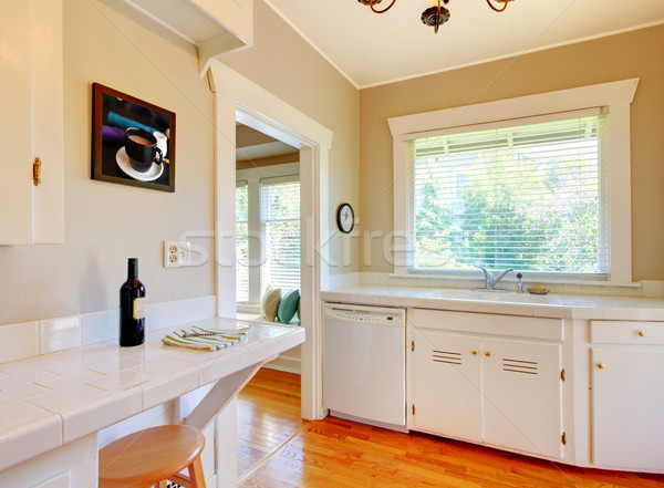 Branco cozinha cereja piso de madeira afundar janela Foto stock © iriana88w