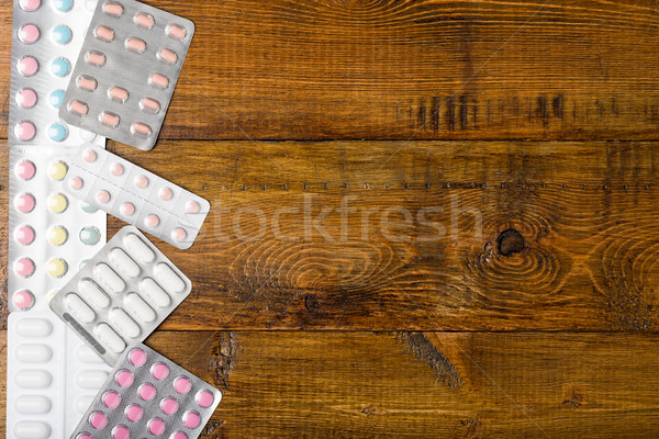 Halom különböző tabletták hólyag csomag fa asztal Stock fotó © ironstealth