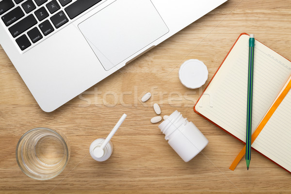 On-line tratament antivirus sticle medicină pastile Imagine de stoc © ironstealth