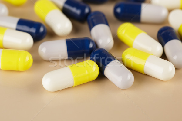Foto d'archivio: Blu · giallo · medicina · capsule · pillole