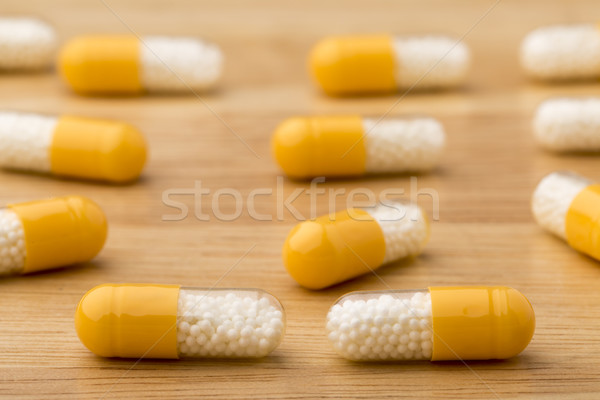 Foto stock: Médico · cápsulas · mesa · de · madeira · amarelo · vidro