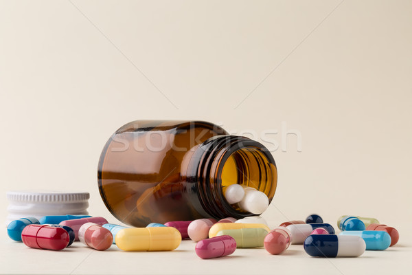 [[stock_photo]]: Bouteille · pilules · brun · verre · coloré · capsules