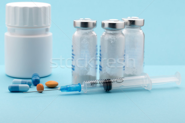 Medical pastile sticlă injecţie seringă albastru Imagine de stoc © ironstealth