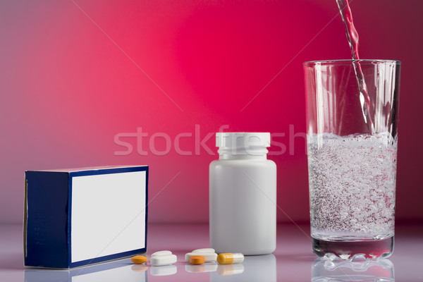 Pílulas vidro efervescente água colorido Foto stock © ironstealth