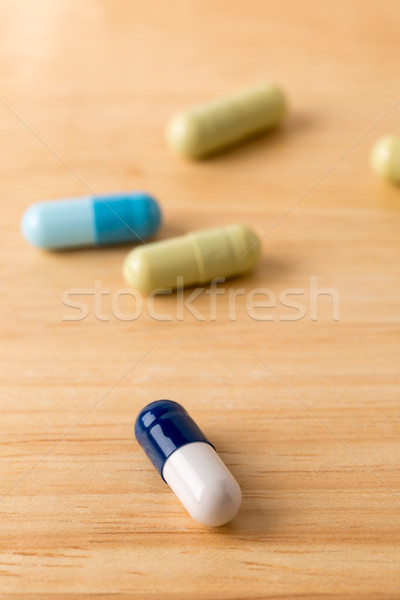 Színes gyógyszer tabletták kapszulák fa asztal orvosi Stock fotó © ironstealth
