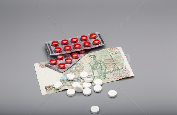 Költség gyógyszer fehér tabletta tabletta hólyag Stock fotó © ironstealth