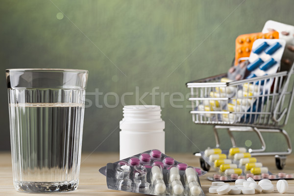 [[stock_photo]]: Verre · eau · pilule · table · en · bois