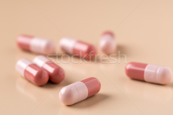 [[stock_photo]]: Médecine · capsules · tas · beige · technologie · santé