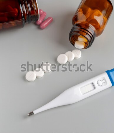 [[stock_photo]]: Verre · bouteille · rouge · pilules · blanche · médicaux