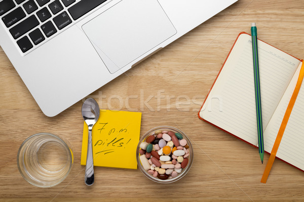Antivírus conjunto pílulas laptop mesa de madeira computador Foto stock © ironstealth
