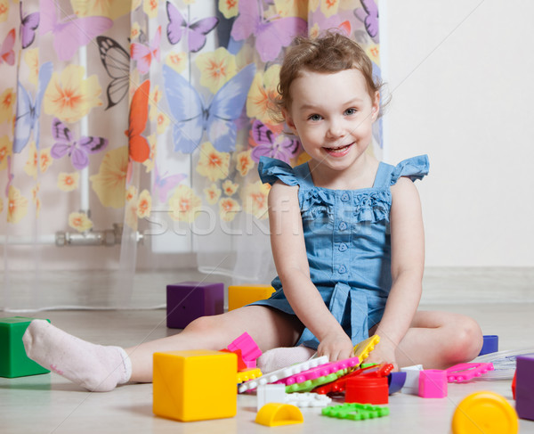 Schöne Mädchen Spielzeug Zimmer Lächeln glücklich Kind Stock foto © ISerg