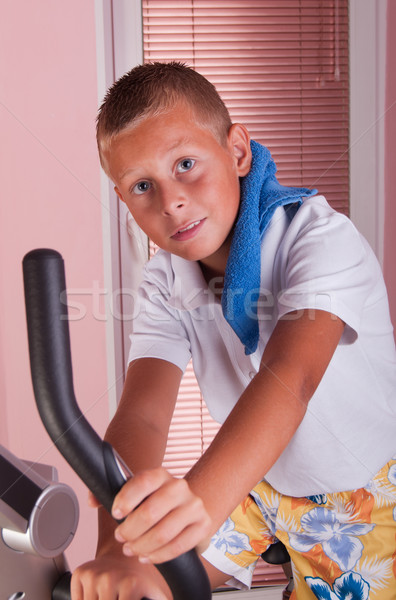 Nino moto ejercicio bicicleta casa Foto stock © IvicaNS