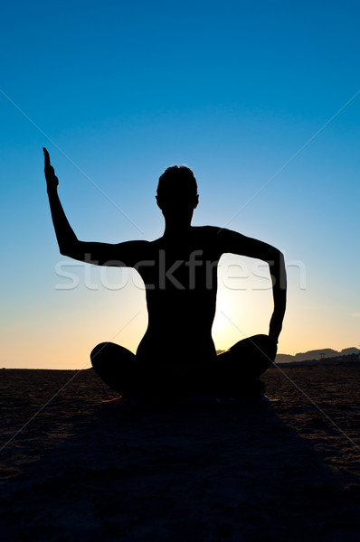 Femeie yoga pozitie siluetă meditaţie arme Imagine de stoc © IvicaNS