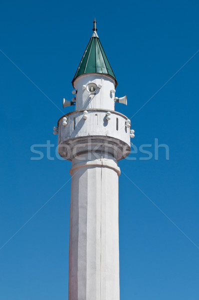 Mały biały minaret zielone dachu Błękitne niebo Zdjęcia stock © IvicaNS
