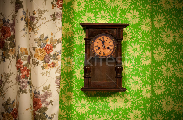 Vintage muur klok oude houten opknoping Stockfoto © IvicaNS